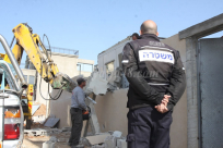 بالفيديو: بلدية تل ابيب تهدم ساحة منزل يعود لعائلة أبو زيد في حي العجمي بيافا